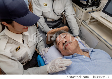 醫護人員呼喚病人檢查他們的意識 103439407