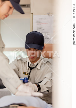 做心臟按摩的醫護人員 做心臟按摩的醫護人員 103439431