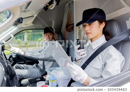 正在尋找醫院接待處的醫護人員 103439483