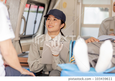 Paramedics communicating the patient's condition to relatives 103439611