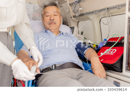 病人在救護車上佩戴脈搏血氧儀 103439614