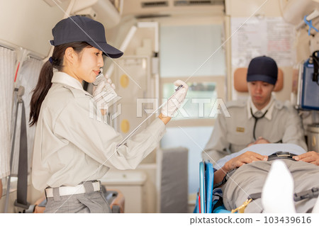 Paramedics looking for hospital reception 103439616