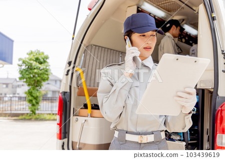 Paramedics looking for hospital reception 103439619