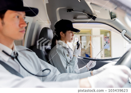 正在尋找醫院接待處的醫護人員 103439623