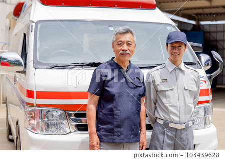 救護車前微笑的護理人員和醫生 103439628