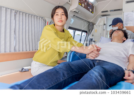 救護車運送的年輕人 103439661