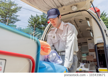 病人被擔架抬著 病人被擔架抬著 103439671