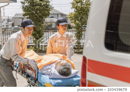 病人被擔架抬著 病人被擔架抬著 103439679