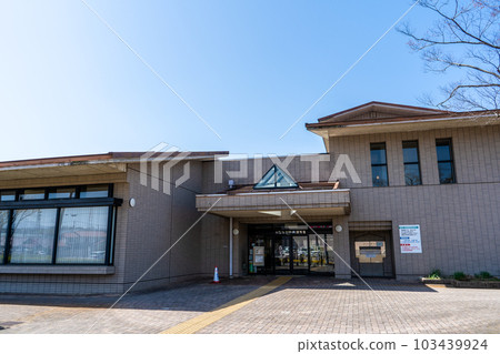 晴朗的藍天和當地市圖書館圖片 | 石川縣加賀市 晴朗的藍天和當地市圖書館圖片 | 石川縣加賀市 103439924