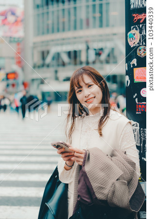 走在十字路口的台灣婦女 103440339