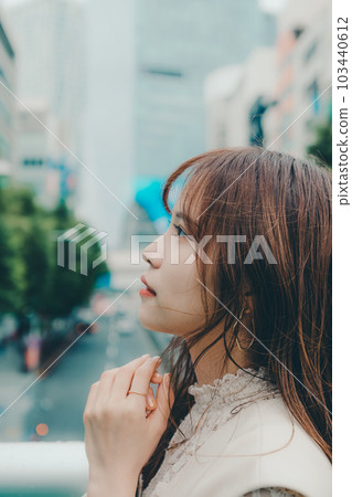 仰望天空的台灣女人 103440612