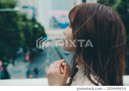 仰望天空的台灣女人 103440614