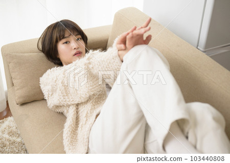 躺在沙發上的年輕女子 103440808