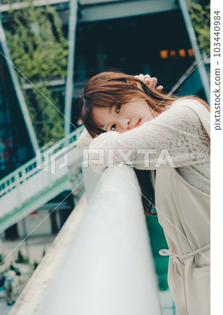 站在立交橋上的台灣年輕女子 站在立交橋上的台灣年輕女子 103440984