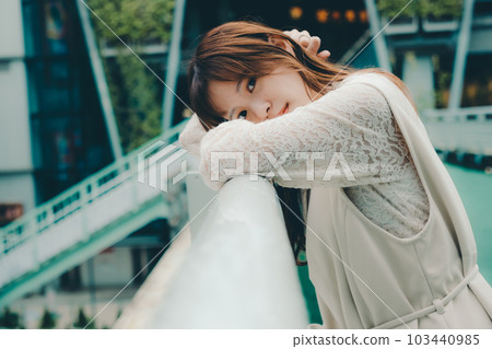 站在立交橋上的台灣年輕女子 103440985