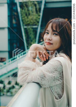 站在立交橋上的台灣年輕女子 103440996