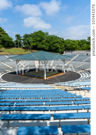 A sunny blue sky and a renovated sumo wrestling hall on Mt. Utatsu | Sacred place for high school sumo | Dohyo image | 103441078
