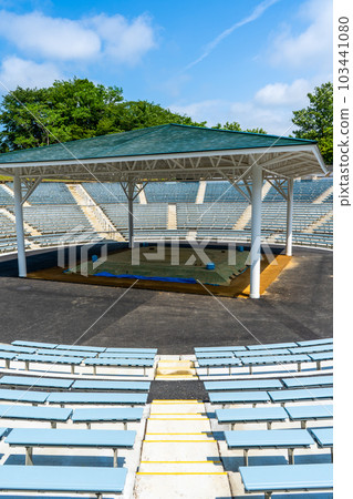 A sunny blue sky and a renovated sumo wrestling hall on Mt. Utatsu | Sacred place for high school sumo | Dohyo image | 103441080