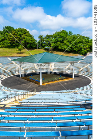 A sunny blue sky and a renovated sumo wrestling hall on Mt. Utatsu | Sacred place for high school sumo | Dohyo image | 103441089