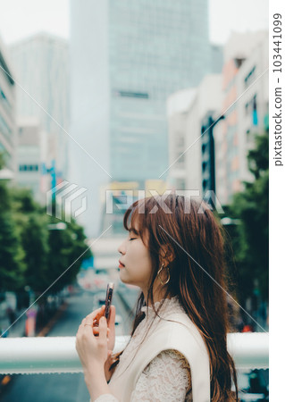 站在立交橋上的台灣女子 站在立交橋上的台灣女子 103441099