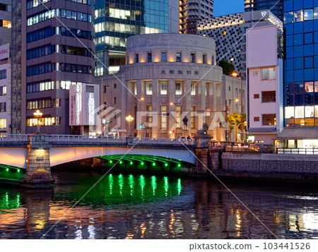 夜晚的大阪北濱 點亮大阪交易所和浪速橋 103441526