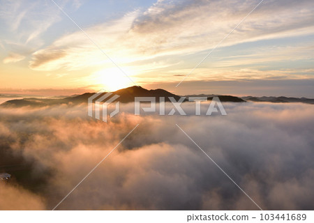 Kamakura mountain cloud sea 103441689