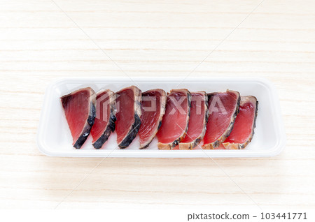 Seared bonito in food tray 103441771