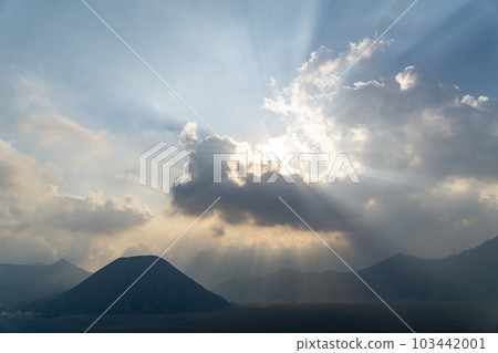 從布羅莫火山旅遊基地Cemororawang看到的八頭山剪影和壯麗的天空 從布羅莫火山旅遊基地Cemororawang看到的八頭山剪影和壯麗的天空 103442001