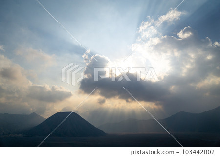 從布羅莫火山旅遊基地Cemororawang看到的八頭山剪影和壯麗的天空 103442002