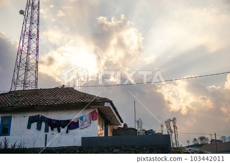 The rustic scenery of Chemororawang, a tourist base on Mount Bromo, where laundry is hung to dry 103442011