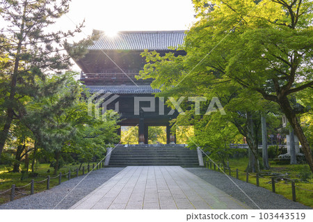 清晨的京都南禪寺三門,新綠的季節 清晨的京都南禪寺三門,新綠的季節 103443519