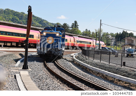 Diesel Locomotive Taiju (DL) Stops at Tobu-Nikko and Shimo-Imaichi, is a diesel multiple unit 103444785