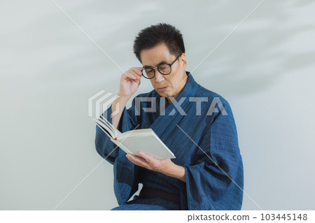 一個穿著浴衣的中年男人 103445148