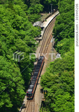 通過坪尻站的特快列車 103445206