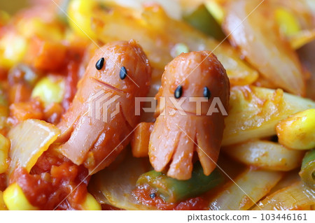 烏龍麵配外星人形狀的香腸 103446161