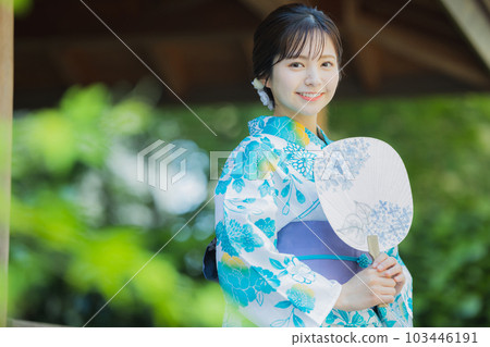 一個穿著浴衣的女人在戶外散步 103446191