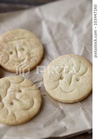 Simple cookies with faces drawn on them - Baked goods 103447160