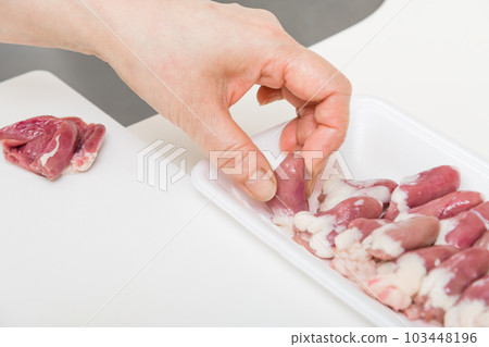 [Housewife preparing yakitori hearts] 103448196