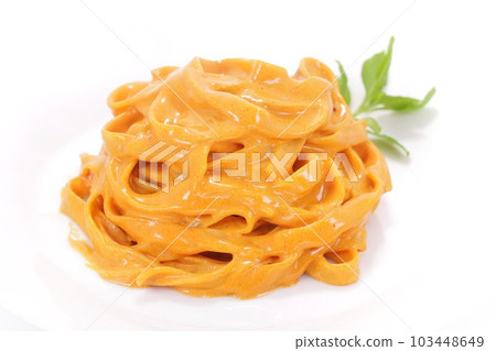 蝦味番茄奶油醬意麵意大利面亮背景 103448649