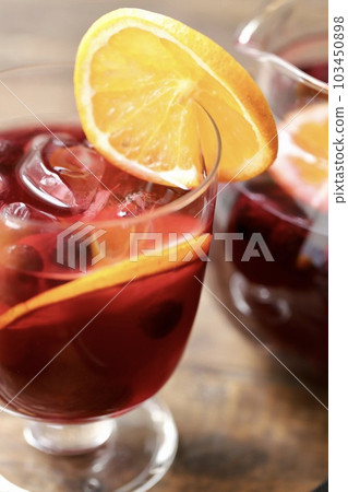 清爽的冰涼花草茶，配上大量新鮮水果 103450898