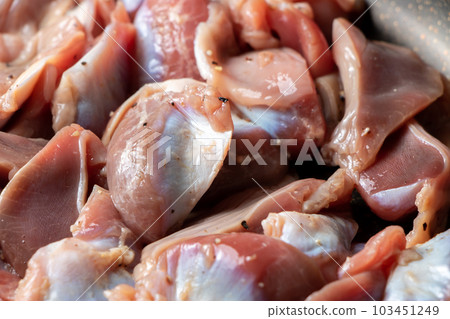 Fry chicken gizzards in a frying pan (fry with salt and pepper). 103451249