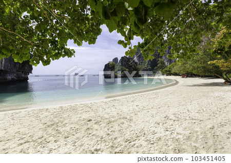 Beautiful tropical white beach with blue sky and green sea on the Koh Hong islands in the Andaman Sea off the coast of Krabi, Thailand 103451405