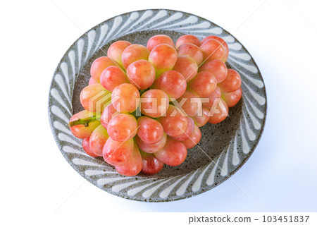 Grapes served on a ceramic plate 103451837