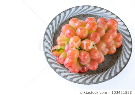Grapes served on a ceramic plate 103451838