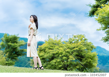 享受新鮮綠色的女人 103452007