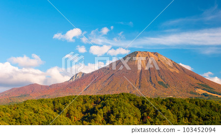 Daisen in autumn colors and autumn sky Daisen in autumn colors and autumn sky 103452094