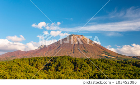 Daisen in autumn colors and autumn sky Daisen in autumn colors and autumn sky 103452096