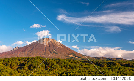Daisen in autumn colors and autumn sky 103452098