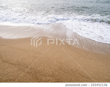 Waves on the sandy beach. 103452136