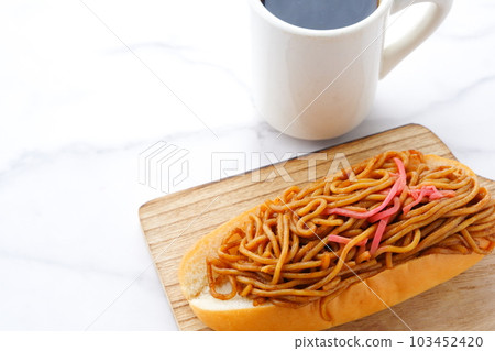 帶有懷舊醬汁炒麵麵包和咖啡的午餐時間 103452420
